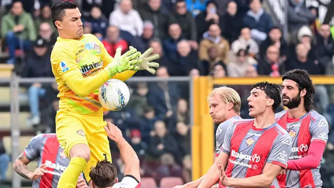 Kiper Cremonese, Emil Audero, melakukan penyelamatan dari ancaman AC Milan dalam laga giornata 27 Serie A Liga Italia 2025/2026, Minggu (1/3/2026) malam WIB. (Piero CRUCIATTI / AFP)