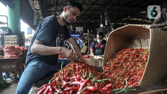 Pedagang merapikan cabai rawit merah di Pasar Induk Kramat Jati, Jakarta Timur. (merdeka.com/Iqbal S. Nugroho)