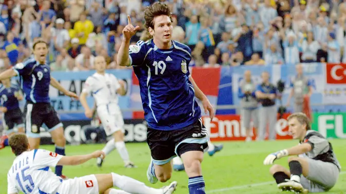 Foto: Deretan Talenta Muda yang Sempat Mencuri Perhatian di Ajang Piala Dunia Lionel Messi masuk dalam daftar pemain muda yang sempat mengebohkan dunia. Pemain asal Argentina yang kala itu baru berusia 18 tahun sukses membuat pecinta sepakbola tercengan berkat aksi di lapangan saat berlaga di Piala Dunia 2006. (AFP/Jung Yeon-Je)