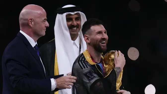 Foto: Syukron Qatar, Messi Sah Angkat Trofi Piala Dunia Lionel Messi memeluk trofi Piala Dunia yang ia dambakan sejak debutnya bersama Timnas Argentina di tahun 2006. (AP Photo/Manu Fernandez)
