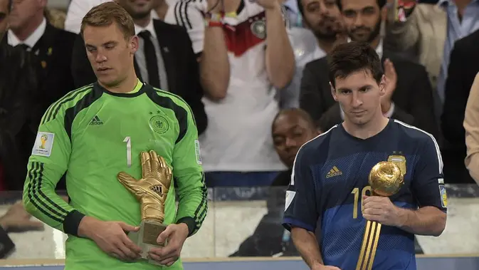 Wajah Lesu Messi Saat Dapat 'Bola Emas' Lionel Messi (kanan) tertunduk lesu usai mendapat trofi Golden Ball di Piala Dunia 2014, Brasil, Senin (14/7/14). (AFP PHOTO/Juan Mabromata)