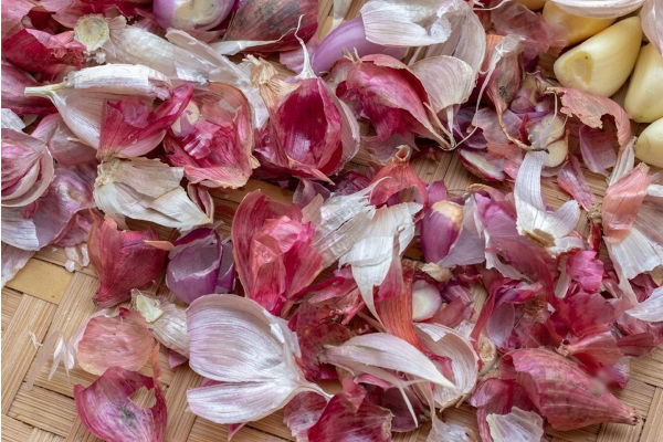Easy ways to reuse onion and garlic skins at home