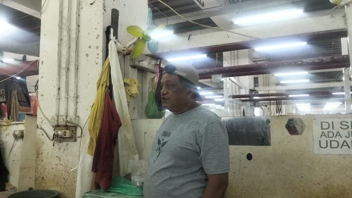 RETRIBUSI - Fahri, pedagang ayam di Pasar Mardika, Kota Ambon, Maluku, Selasa (1/9/2026)