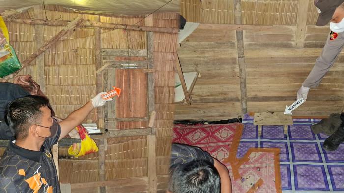 PENEMUAN JASAD PEMANGKAT - Polisi melakukan olah TKP di sebuah rumah di Kecamatan Salatiga, Kabupaten Sambas, Kalimantan Barat, usai ditemukan seorang pria meninggal tak wajar, Minggu 30 Agustus 2026. RSUD Pemangkat ungkap kondisi jasad korban.