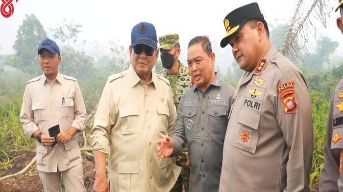 PRABOWO CEK KARHUTLA - Presiden RI Prabowo berbincang dengan Gubernur Kalimantan Barat Ria Norsan saat meninjau lokasi Karhutla di Desa Limbung, Kubu Raya, Kalbar, Sabtu 22 Agustus 2026. Presiden Prabowo dikabarkan akan mengunjungi Kabupaten Sintang.