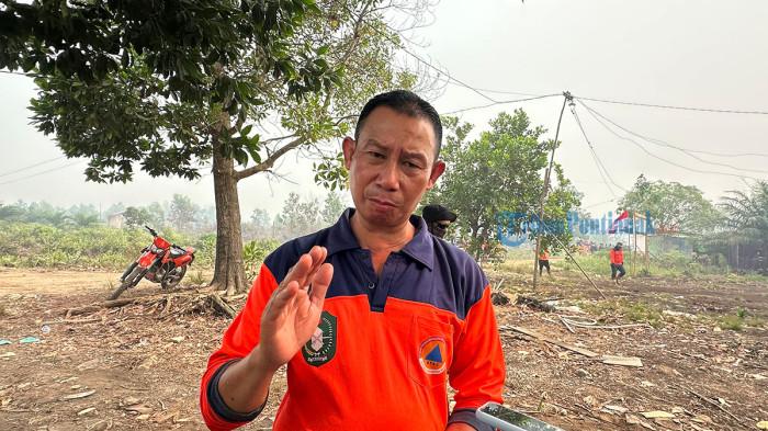 KARHUTLA DI KALBAR - Koordinator Harian Pusdalops Penanggulangan Bencana BPBD Kalbar, Daniel saat diwawancarai pada Selasa 1 September 2026. Ia mengungkap alasan helikopter water bombing belum bekerja optimal.