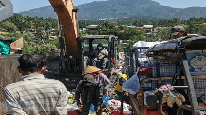 Potret para pemulung saat memulung di TPA Sumompo Manado 3
