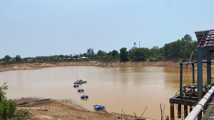 Kondisi Kolong Bacang, salah satu sumber air baku PDAM Tirta Pinang Kota Pangkalpinang, yang mengalami penyusutan drastis akibat musim kemarau, Minggu (31/8/2026). Tepian kolong terlihat mengering dan permukaan air menyusut.