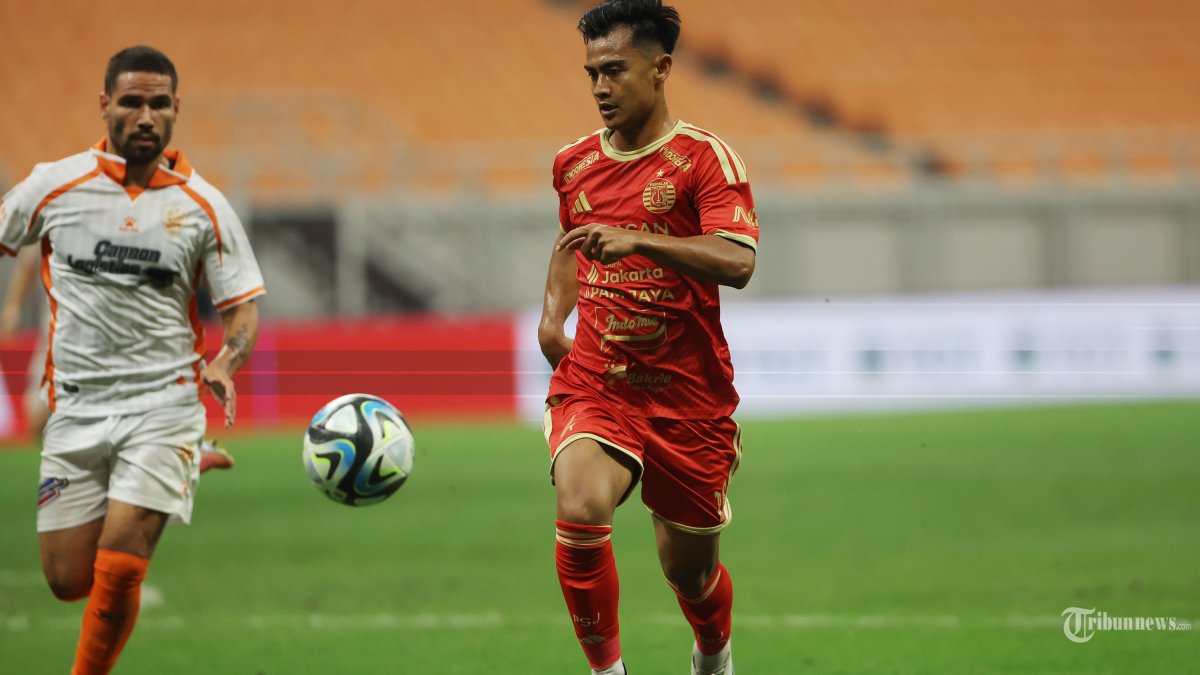 MENANG TELAK - Pesepak bola Persija, Pratama Arhan berebut bola dengan pesepak bola Brisbane Roar FC pada pertandingan persahabatan internasional di Jakarta International Stadium (JIS), Jakarta, Sabtu (29/8/2026). Persija Jakarta menang atas Brisbane Roar FC dengan skor akhir 4-0. Difoto menggunakan Canon EOS R3. TRIBUNNEWS/HERUDIN