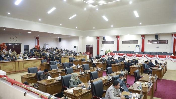 Bupati Tanjung Jabung Barat, Drs. H. Anwar Sadat, M.Ag., bersama Wakil Bupati Tanjab Barat, Dr. H. Katamso, SA, S.E., M.E., menghadiri Rapat Paripurna Keempat DPRD dalam rangka penyampaian Laporan Badan Anggaran DPRD, pendapat akhir fraksi-fraksi terhadap pembahasan Rancangan Perda tentang Perubahan APBD Tahun Anggaran 2026