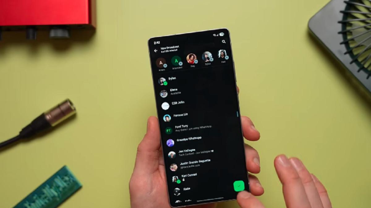 Fitur Broadcast memungkinkan pengguna mengirim pesan kepada beberapa kontak secara bersamaan tanpa membuat grup chat