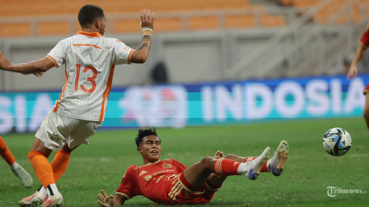 MENANG TELAK - Pesepak bola Persija terjatuh saat berebut bola dengan pesepak bola Brisbane Roar FC pada pertandingan persahabatan internasional di Jakarta International Stadium (JIS), Jakarta, Sabtu (29/8/2026). Persija Jakarta menang atas Brisbane Roar FC dengan skor akhir 4-0. Difoto menggunakan Canon EOS R3. TRIBUNNEWS/HERUDIN