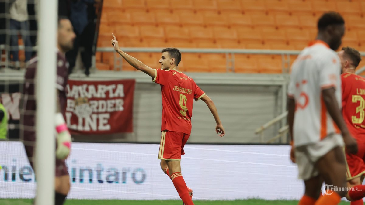 MENANG TELAK - Selebrasi pesepak bola Persija, Alex Thomas Jeremejeff usai mencetak gol ke gawang Brisbane Roar FC pada pertandingan persahabatan internasional di Jakarta International Stadium (JIS), Jakarta, Sabtu (29/8/2026). Persija Jakarta menang atas Brisbane Roar FC dengan skor akhir 4-0. Difoto menggunakan Canon EOS R3. TRIBUNNEWS/HERUDIN