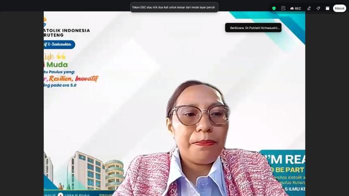 KETUA-Ketua Panitia PKKMB FIKes Unika St. Paulus Ruteng, Dr. Putriatri Krimasusini Senudin, SST.,M.Keb., yang sering dipanggil Dr. Atri saat memberikan materi kepada mahasiswa baru yang akan menghadapi berbagai pengalaman baru selama menjalani kehidupan perkuliahan saat PKKMB di Kampus Unika Ruteng secara online, Rabu, 2 September 2026 pagi.