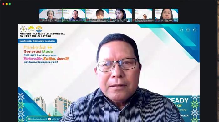 DEKAN-Dekan Fakultas Ilmu Kesehatan Unika Santu Paulus Ruteng, Reverendum Pater (RP) David Djerubu, MA saat kegiatan PKKMB Tahun Ajaran 2026/2027 kepada mahasiswa baru secara online, menegaskan kalua mahasiswa kesehatan perlu memahami sejak awal besarnya tanggung jawab profesi yang mereka pilih, Rabu, 2 September 2026 pagi.