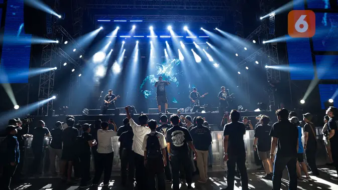 Penonton menikmati penampilan Seringai pada pembukaan Soundrenaline 2026 bertajuk Soundrenaline Sana Sini di Blok M District, Jakarta Selatan, Sabtu (18/7/2026). Festival musik ini akan digelar di lima kota hingga November 2026 dengan menghadirkan musisi internasional dan musisi Indonesia lintas generasi. (KLY/Budy Santoso)