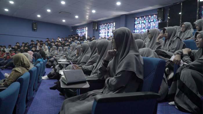 Para siswa diajak memahami perjalanan listrik mulai dari pembangkit hingga sampai ke pelanggan, mengenali potensi bahaya kelistrikan, serta mengetahui langkah-langkah sederhana yang dapat dilakukan untuk menjaga keselamatan saat menggunakan listrik dalam kehidupan sehari-hari.
