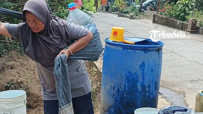 KRISIS AIR - Ilustrasi warga saat mendapatkan bantuan air bersih, belum lama ini. Krisis air bersih akibat musim kemarau di Kabupaten Boyolali belum juga mereda. Hingga 1 September 2026, BPBD Boyolali telah menyalurkan 2.592.000 liter air bersih, tetapi 24.706 warga masih menghadapi ancaman kekeringan.
