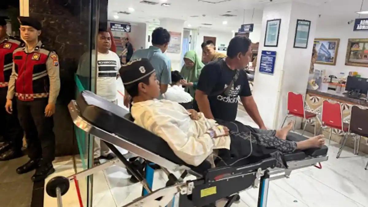 KERACUNAN - Beberapa santri saat dibawa ke RSUD Sidoarjo, Selasa (1/9/2026) malam.
