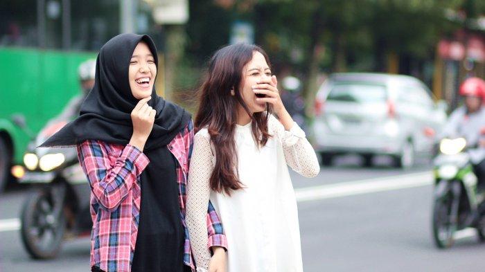 Ilustrasi perempuan Indonesia sedang tertawa bahagia