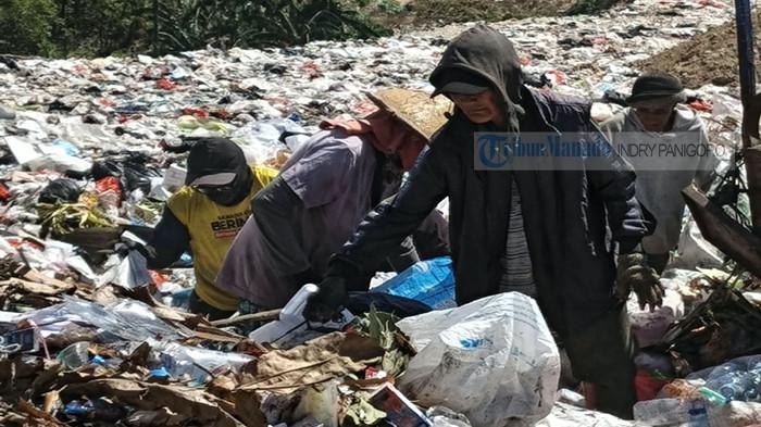 TPA SUMOMPO MANADO - Potret para pemulung saat memulung di TPA Sumompo Manado, Sulawesi Utara, Rabu, 19 Agustus 2026.