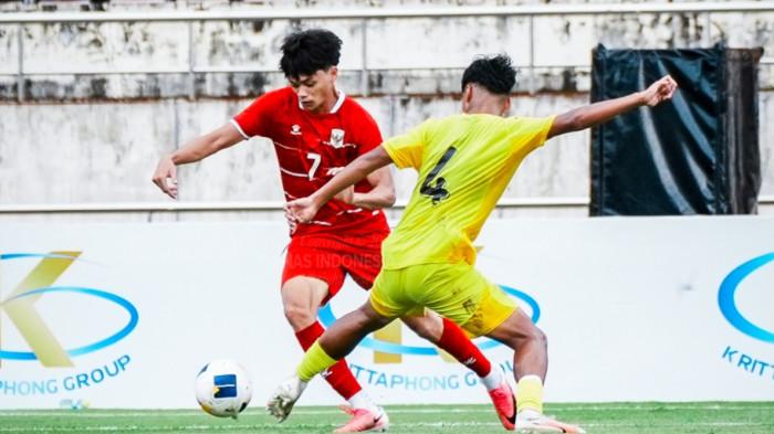 BERDUEL - Aksi penyerang Timnas U20 Indonesia, Reno Salampessy saat berduel dengan Malaysia pada laga perdana Grup H Kualifikasi Piala Asia U20 2027, Senin (31/8/2026) sore WIB. Garuda Muda ditahan imbang Malaysia 0-0.