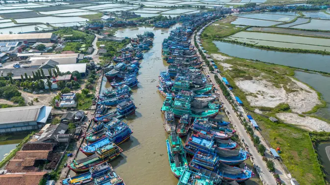 Tampak dalam foto, pemandangan udara menunjukkan kapal-kapal nelayan berlabuh di Pelabuhan Juwana, Jawa Tengah, Rabu 6 Mei 2026. (Devi RAHMAN/AFP)