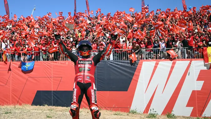 Marc Marquez merayakan kemenangan di MotoGP Aragon 2026 (AFP)