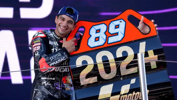Juara dunia baru Ducati, pebalap Spanyol, Jorge Martin, merayakan kemenangan di podium setelah MotoGP Solidarity Grand Prix Barcelona di Circuit de Catalunya pada 17 November 2024 di Montmelo di pinggiran Barcelona. Jorge Martin memenangkan gelar juara dunia MotoGP setelah unggul 24 poin pada akhir pekan terakhir musim ini di Barcelona. (Manaure Quintero/AFP)