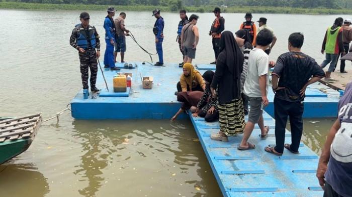 BOCAH TENGGELAM - Suasana haru saat ibu NS (5) menangis di dermaga tepi sungai, pada Rabu (2/9/2026). (TribunKaltara.com / Desi Kartika)