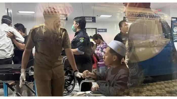DUGAAN KERACUNAN - Sejumlah santri dibawa ke RSUD Sidoarjo, Selasa (1/9/2026). Ratusan siswa dari SMP hingga SMA diduga keracunan setelah menyantap hidangan MBG.