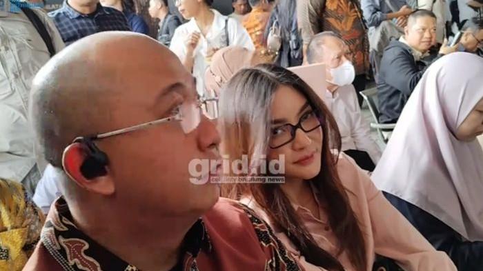 SIDANG HAK ASUH - Sidang Gugatan Hak Asuh antara Ruben Onsu kembali digelar. Hadir di Pengadilan Negeri Jakarta Selatan, Sarwendah mengaku banyak berdoa.
