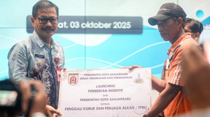 Wakil Wali Kota menyerahkan insentif dan bantuan kebutuhan kepada penggal