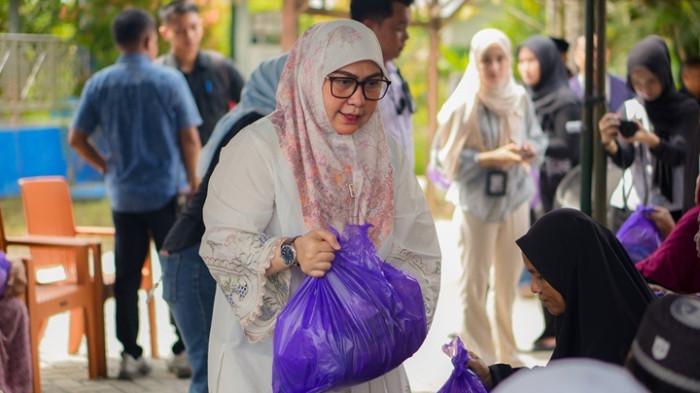 Wali Kota Banjarbaru dan Wakil Wali Kota menyerahkan insentif d2