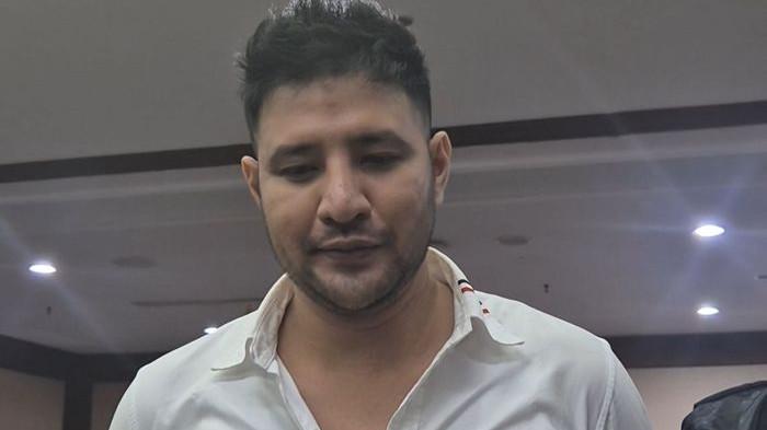 AMMAR ZONI -- Pengajuan Peninjauan Kembali (PK) Ammar Zoni terkait kasus narkotika meleset dari target akhir Agustus 2026. Kuasa hukum Ammar, Krisna Murti, menjelaskan penundaan terjadi karena Ammar masih memeriksa dan meluruskan penulisan kronologi kejadian dalam draf memori.