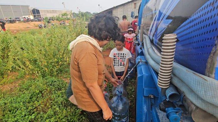 WARGA BUTUH MCK DAN AIR BERSIH - Warga korban kebakaran Kapuk Muara mengambil air bersih dari truk tangki air bersih yang mulai berdatangan ke pengungsian, Sabtu (7/6/2025). Fasilitas MCK dan air bersih menjadi salah satu kebutuhan utama bagi sekitar 1.900 korban terdampak kebakaran. (TRIBUNJAKARTA.COM/GERALD LEONARDO AGUSTINO).