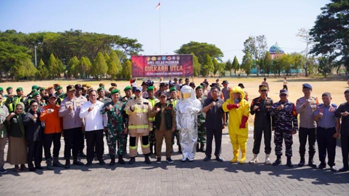 PEMKAB BOLMONG - Bupati Yusra Alhabsyi pimpin apel gelar pasukan penanggulangan Karhutla di Bolmong, Sulut di lapangan olahraga kantor Bupati Bolmong, Lokak, Rabu (02/09/2026). Ia menegaskan bahwa apel kesiapsiagaan ini bukanlah sekadar seremoni formalitas, melainkan wujud komitmen nyata untuk melakukan pencegahan dini terhadap risiko bencana kebakaran selama musim kemarau.