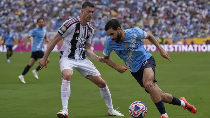 Dusan Vlahovic (Juventus) mengawal Rayan Ait-Nouri (Manchester City) dalam laga Club World Cup Grup G antara Juventus dan Manchester City di Orlando, Florida, 26 Juni 2025. (AP Photo/John Raoux)