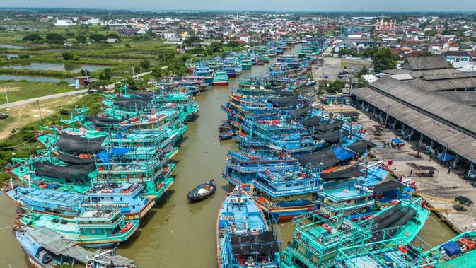 Biaya operasional membengkak tidak sebanding dengan harga jual ikan, mengakibatkan ratusan kapal tertambat dan ribuan awak kapal menganggur. Tampak dalam foto, pemandangan udara menunjukkan kapal-kapal nelayan berlabuh di Pelabuhan Juwana, Jawa Tengah, Rabu 6 Mei 2026. (Devi RAHMAN/AFP)