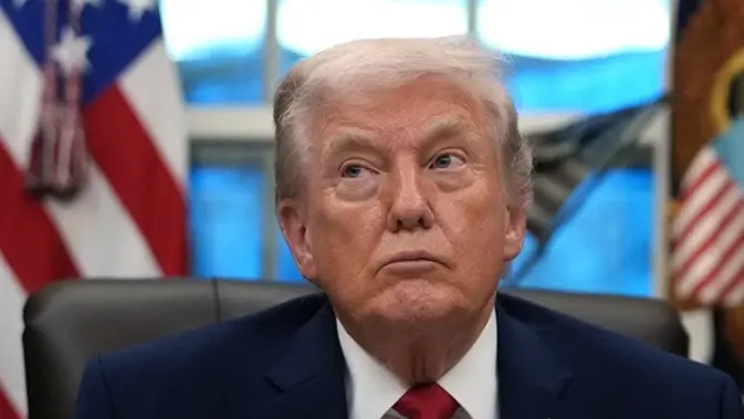 Presiden Amerika Serikat Donald Trump di Ruang Oval, Gedung Putih. (Dok. AP/Allison Robert)