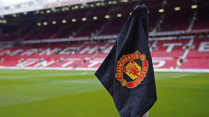 Bendera sepak pojok berlogo Manchester United di Old Trafford. (c) AP Photo/Dave Thompson