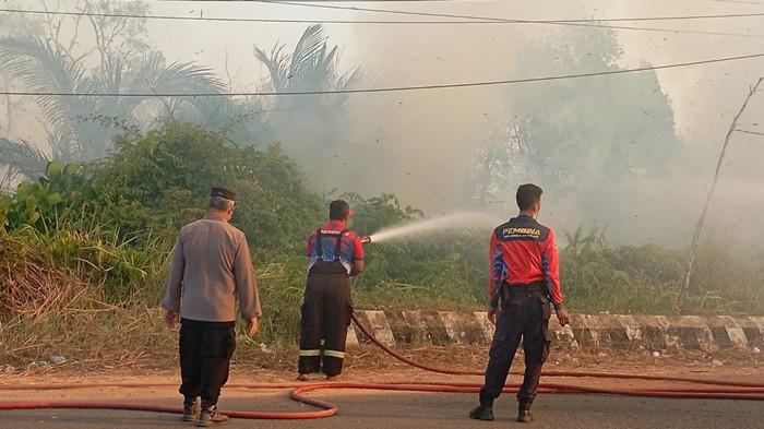Petugas berjibaku memadamkan karhutla yang melanda kawasan Jalan Lintas Timur Air Anyir, Kabupaten Bangka, Rabu (2/9/2026).