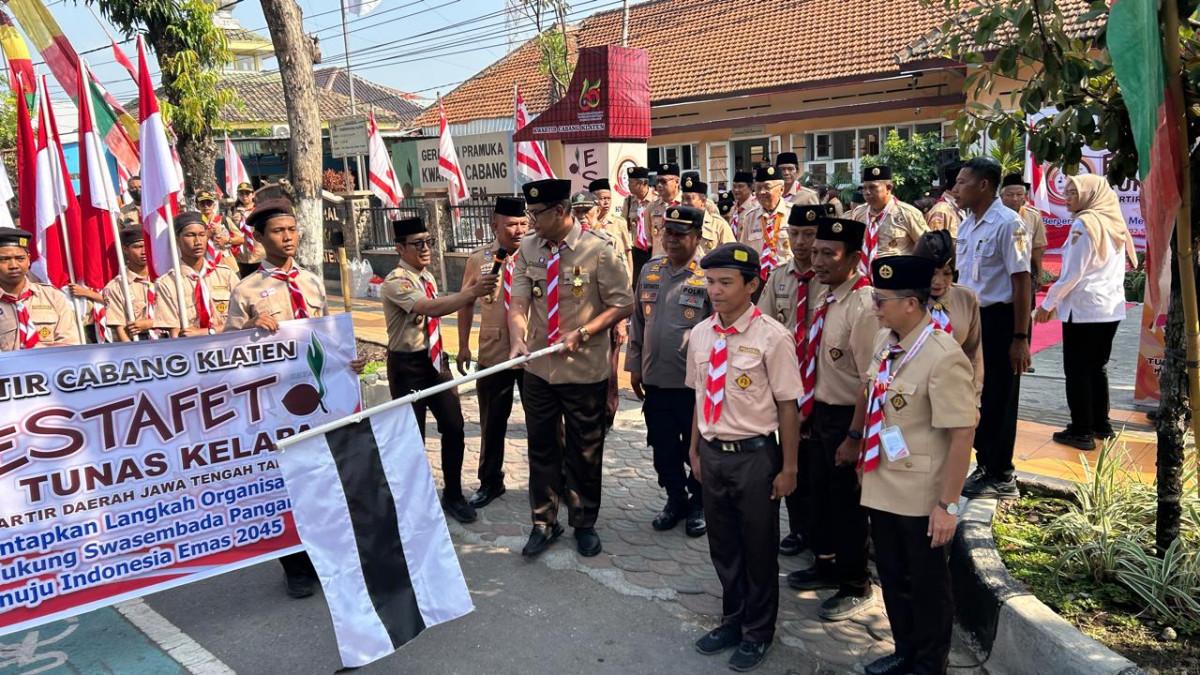 PRAMUKA KLATEN - Kamabicab Gerakan Pramuka Kwarcab Klaten pelepasan kontingen Estafet Tunas Kelapa Kwarcab Klaten membawa Tunas Kelapa saat melintasi jalan di Kabupaten Klaten, Rabu (2/9/2026).