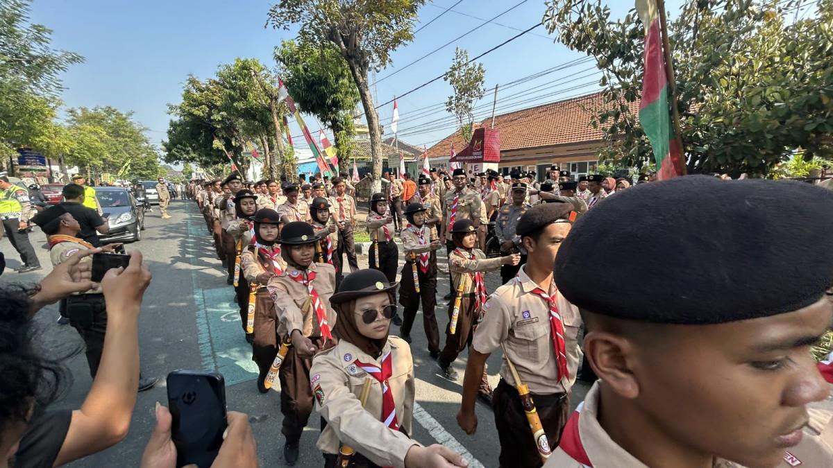PRAMUKA KLATEN - Barisan Pramuka mengikuti perjalanan Estafet Tunas Kelapa Kwarcab Klaten menuju Boyolali, Rabu (2/9/2026).