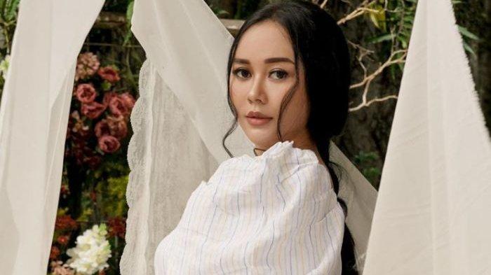 Aura Kasih , artis cantik yang sering memamerkan foto-fotonya di media sosial.