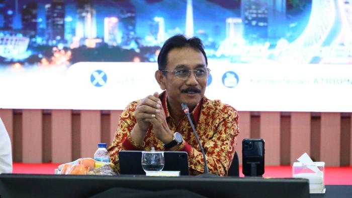 SATUKAN VISI MISI - Sekjen Kementerian ATR/BPN, Dalu Agung Darmawan, menginstruksikan seluruh jajarannya untuk menyatukan pemahaman dalam mengawal tiga program transformasi layanan pertanahan, saat Rapat Evaluasi dan Peningkatan Kinerja di Lingkungan Sekretariat Jenderal yang berlangsung di Jakarta, Selasa (1/9/2026).