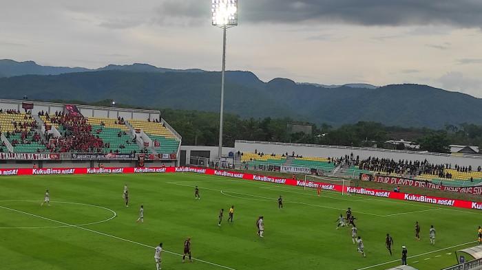 JALANNYA PERTANDINGAN - PSM Makassar vs Madura United di Stadion BJ Habibie, Parepare, Minggu (2/11/2025).  