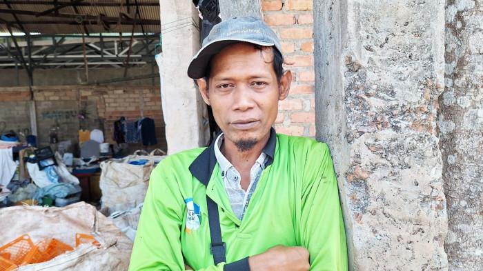 KEBAKARAN - Maman alias Aman, salah satu pekerja di gudang barang bekas yang terbakar, terlihat gemetar saat menceritakan detik-detik awal terjadinya kebakaran di Tanjung Unggat, Kota Tanjungpinang, Kepulauan Riau (Kepri) Rabu (2/9/2026).
