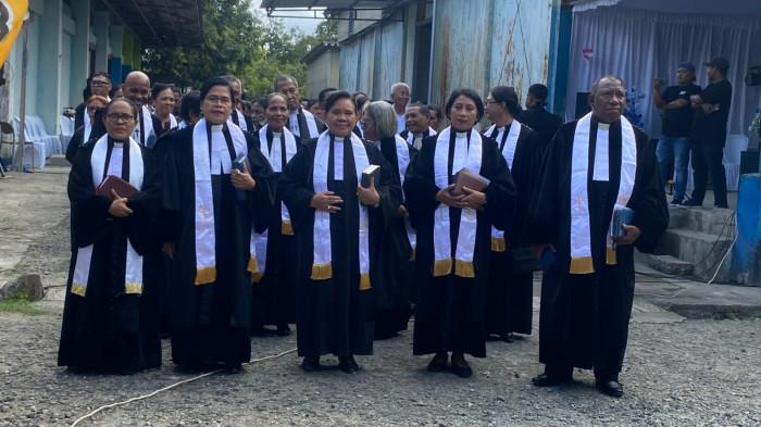 PERAYAAN SATU ABAD GATIK- Prosesi Pendeta dan Pelayanan Penatua dan Diaken saat berkumpul di lokasi gereja lama jemaat Gatik, Kecamatan Sirimau, Kota Ambon, Maluku, Rabu (2/9/2026)