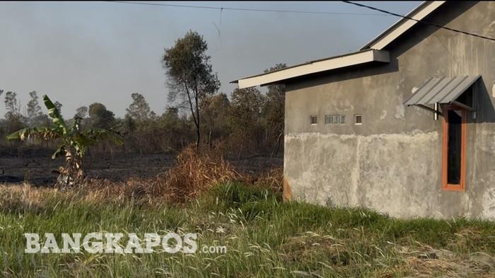 Rumah Fitri di Jalan Bejo, Kelurahan Selindung, Kecamatan Gabek, Kota Pangkalpinang, berada tak jauh dari kobaran api yang meluas pada Rabu (2/9/2026). Api yang membesar akibat angin kencang sempat bergerak hingga mendekati bagian belakang rumah.